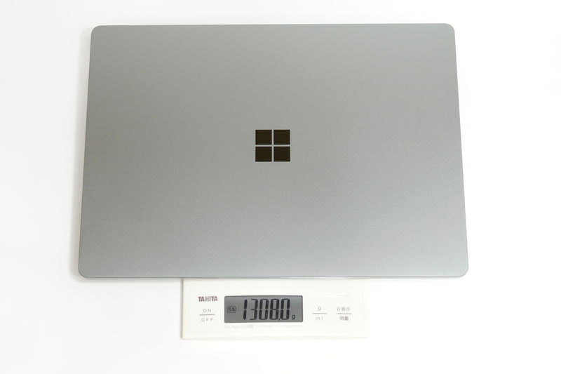 試用機の重量は実測で1,308g。本体が薄いこともあって、手にするとかなりずっしり重く感じる