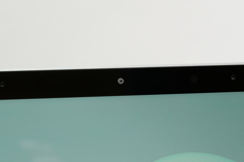 ディスプレイ上部中央にWindows Hello対応の顔認証カメラを搭載。720pのWebカメラとしても利用可能だ