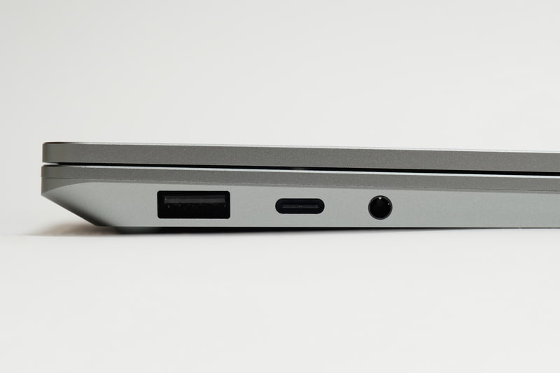 左側面にUSB 3.0、Thunderbolt 4、3.5mmオーディオジャックを配置。USB Type-CがThunderbolt 4対応に進化した点は嬉しいが、ポートの少なさは少々残念