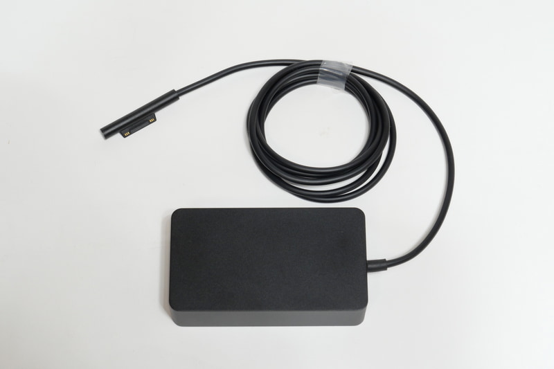 ACアダプタは、シリーズおなじみのSurface Connectポートに接続して利用するものが付属する