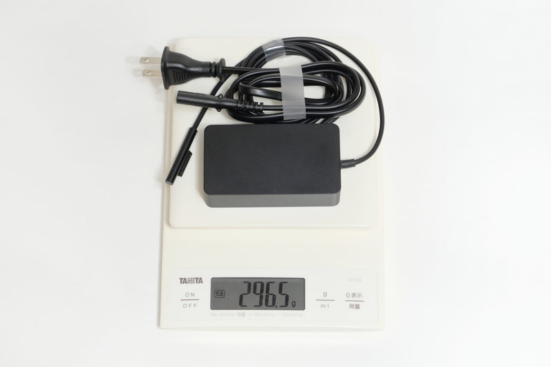 ACアダプタの実測重量は、付属電源ケーブル込みで296.5gだった