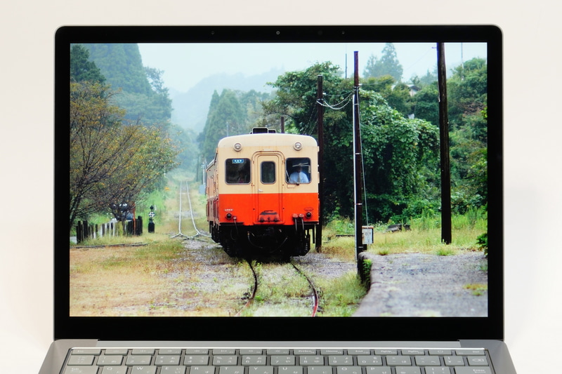 発色性能は申し分なく、非常に鮮やかな発色を確認できる。視野角も広く、表示性能に不満はないが、光沢ディスプレイで外光の映り込みは気になる