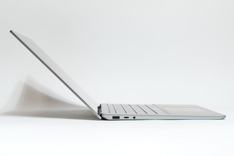 ディスプレイは140度ほどまでしか開かない