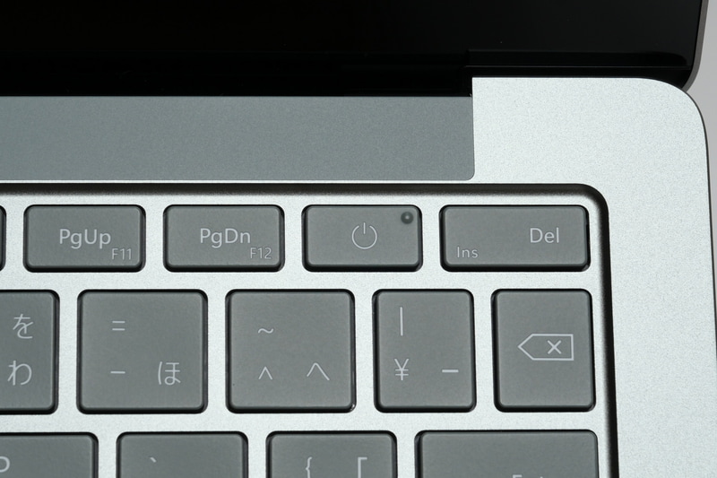電源ボタンがDelキーの左に配置され、他のボタンと同じ力で押せてしまうため、間違って押してしまうことが頻発。ここに搭載するなら、せめてかなり強く押さないと反応しないようにしてもらいたい