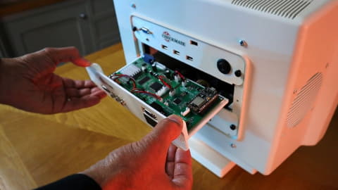 CRT風の見た目もグッド。古いゲーム機に直接接続できる19型液晶