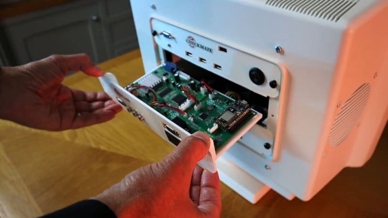 背面端子を入れ替えられるモジュラーシステムを採用