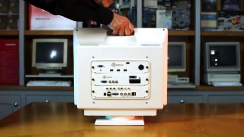 CRT風の見た目もグッド。古いゲーム機に直接接続できる19型液晶