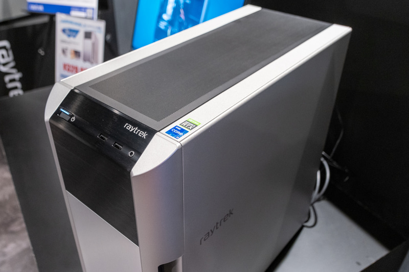 天面。インターフェイスはUSB Type-A×2とイヤフォンジャックを用意。電源ボタンはスライドスイッチになっている