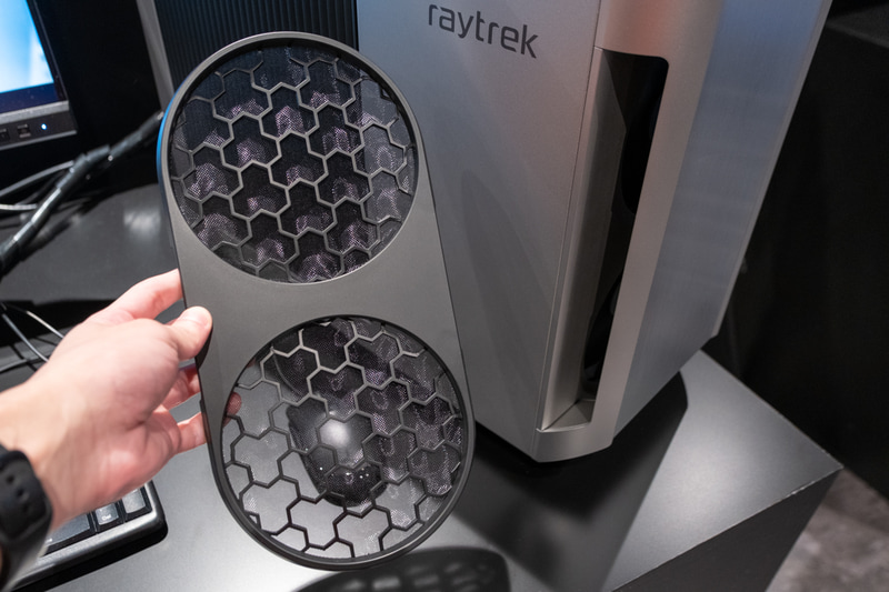 前面のフィルタはマグネットで装着。前面左右のスリットから簡単に取り出せる