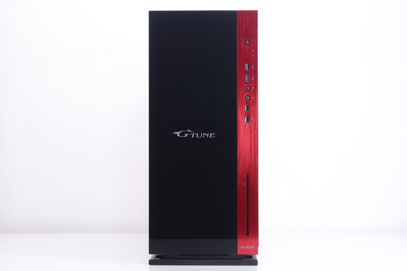 ダーククロム強化ガラスと赤いアルミパネルで構成された前面パネル