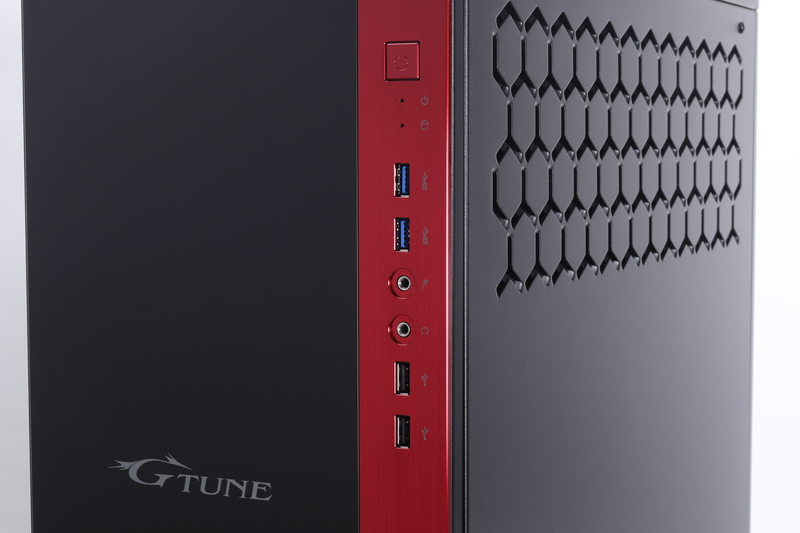 前面パネルインターフェイス。電源スイッチ、インジケータLED、USB 3.0×2、USB 2.0×2、オーディオ入出力を備えている