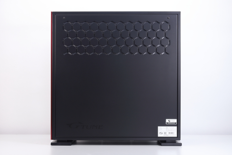 本体右側面。スチール製の側面パネル上部には、ハニカムデザインの通気口が設けられている