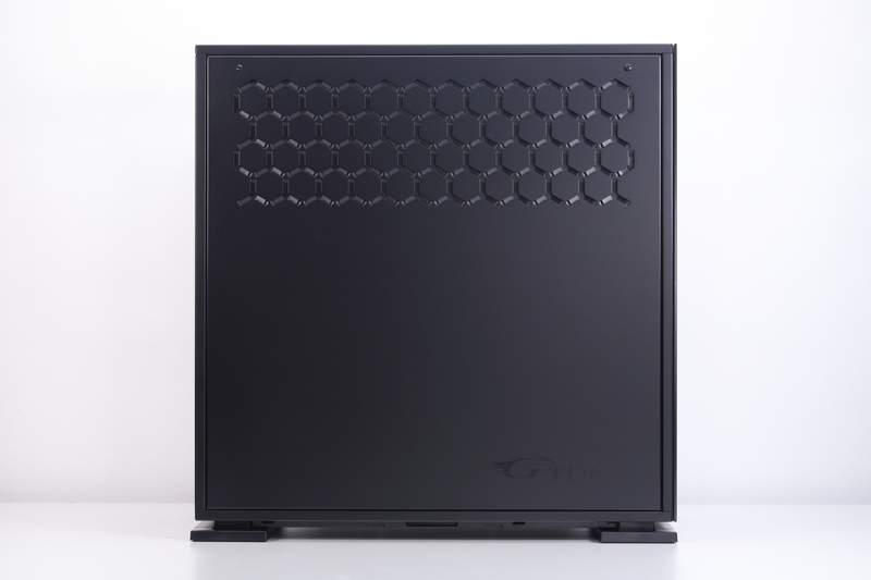 本体左側面も右側面と同じデザインの側面パネルを搭載。オプションで強化ガラスパネルに変更できる