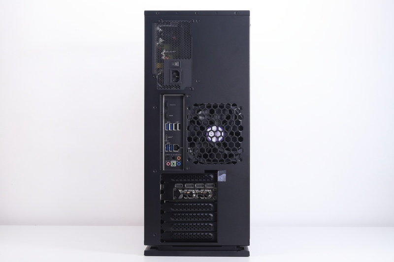 本体背面。電源ユニットやマザーボードの背面パネルインターフェイス、ビデオカードの画面出力にアクセスできる