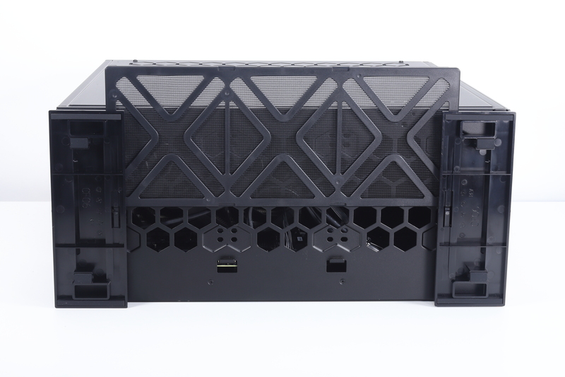 本体底面にはダストフィルター付きの通気口が設けられている。ダストフィルターは本体左側から着脱できる