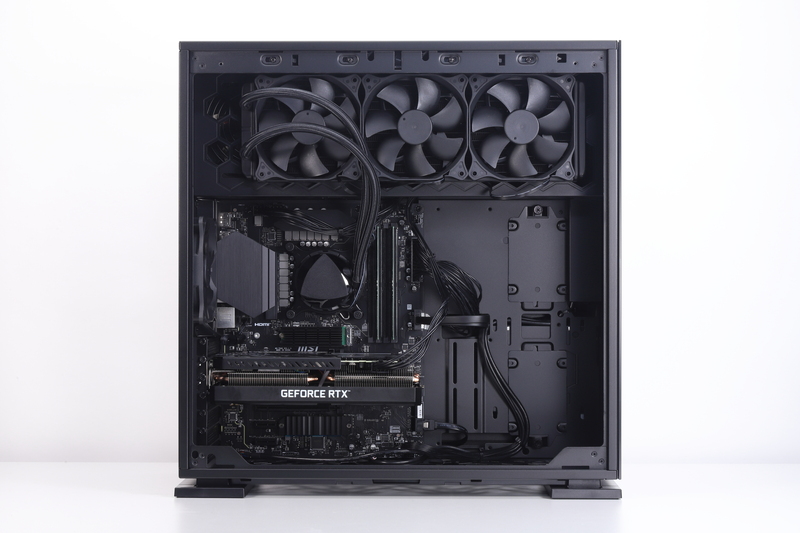 左側面内部。マザーボードやビデオカード、CPUクーラーなどが配置されている