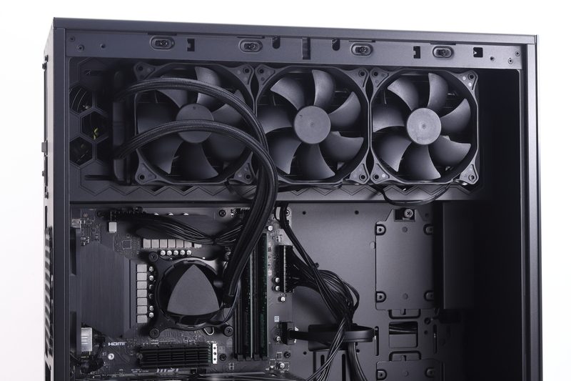 Core i7-13700KFの冷却には360mmサイズの大型オールインワン水冷を採用している