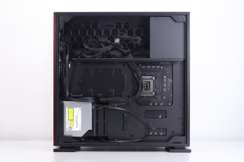 右側面内部。電源ユニットや光学ドライブが配置されている