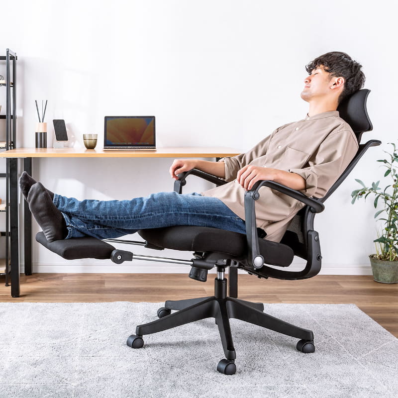 座面の下に引き出し式のフットレストを備える