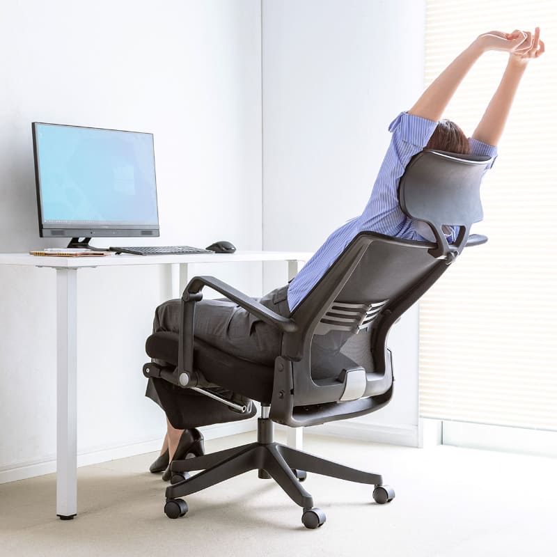 もたれかかったときにかかとが浮きにくい「シンクロロッキング」を採用