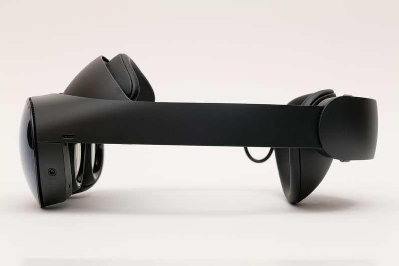 左側面にはUSB Type-C端子とカメラを装備