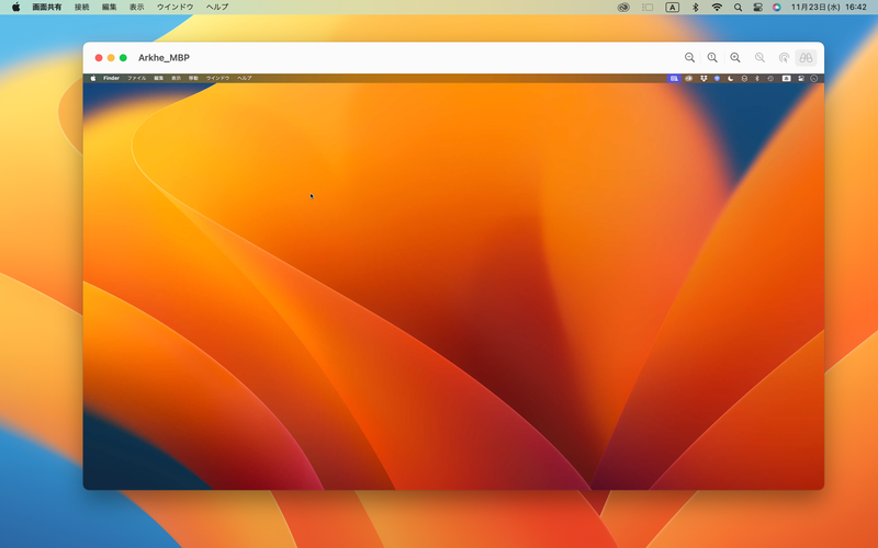 ［画面共有］の機能をオンにすると、Finderのサイドバーに画面共有可能なMacが表示されます。選択して［画面を共有］をクリックし、ユーザー名とパスワードを入力してサインインすると画面が表示されます