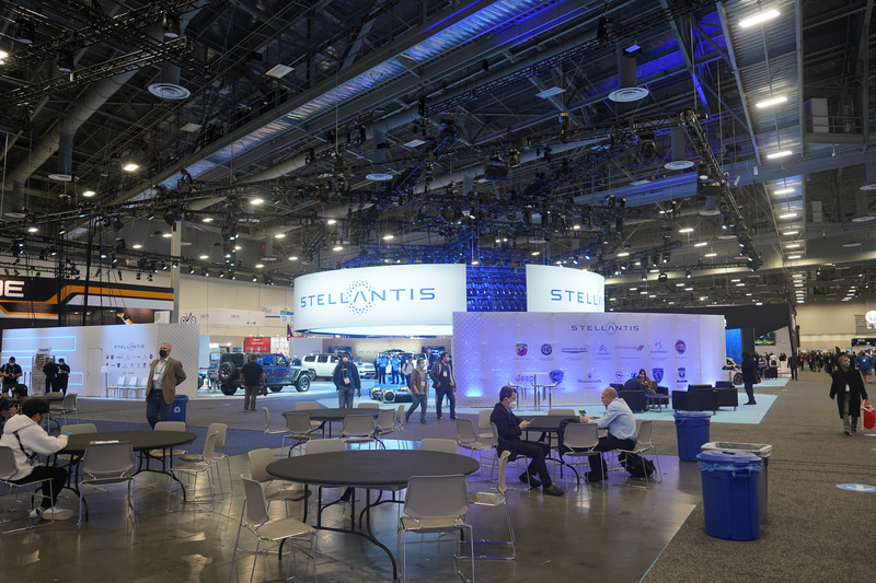 2022年のウエストホールの様子。手前の机と椅子が置いてあるスペースはおそらくどこかの自動車メーカーが抑えていたのだと思われるが、直前に撤退したため不自然な空きスペースができていた(CES 2022で撮影)