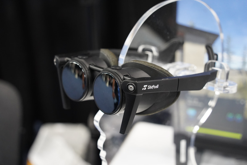 日本のShiftall社がCES 0222で展示したVR HMD「MeganeX」(CES 2022で撮影)