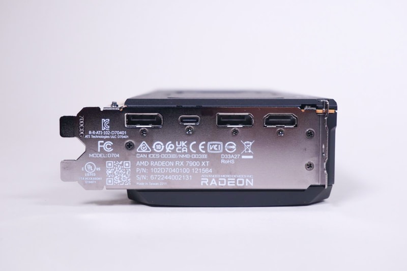 Radeon RX 7900 XTも背面インターフェイスは共通