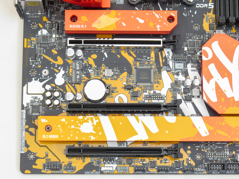 拡張スロットは、PCIe 4.0 x16、PCIe 4.0 x4(x16形状)×2