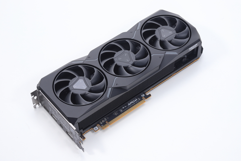 Radeon RX 7900 XTのリファレンスボード。カードサイズはRadeon RX 7900 XTXよりやや小さい