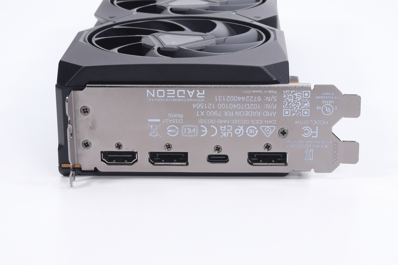 ブラケット部。画面出力端子はHDMI 2.1a(1基)、DisplayPort 2.1(2基)、USB Type-C(1基)