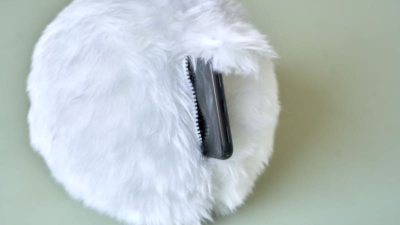 背面からスマートフォンを収納する