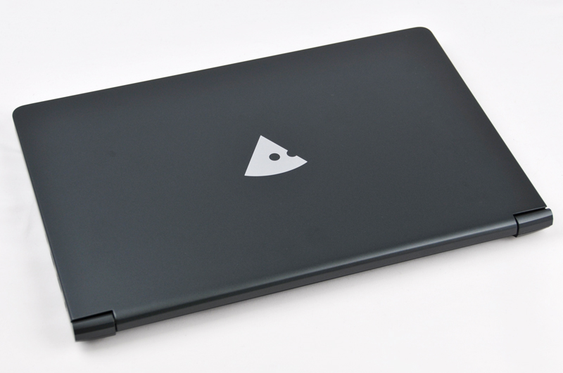 本体のデザインは大変シンプルで、質実剛健な雰囲気があって落ち着いている。ただ天板のロゴマークは好き嫌いが明確に分かれそうではある。気になるようなら好きなステッカーを貼るという手もある