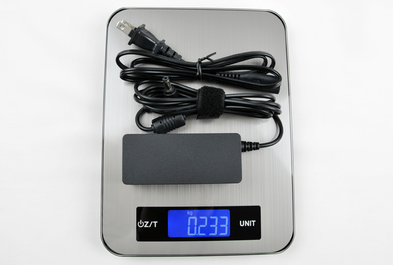 ACアダプタのサイズは実測で約93×39.5×28.5mmと標準的な大きさ。重さはケーブル込みで約233gだ。Thunderbolt 4ポートとUSB 3.1 Type-CがUSB PDに対応しているので、市販のUSB PD充電器も使える