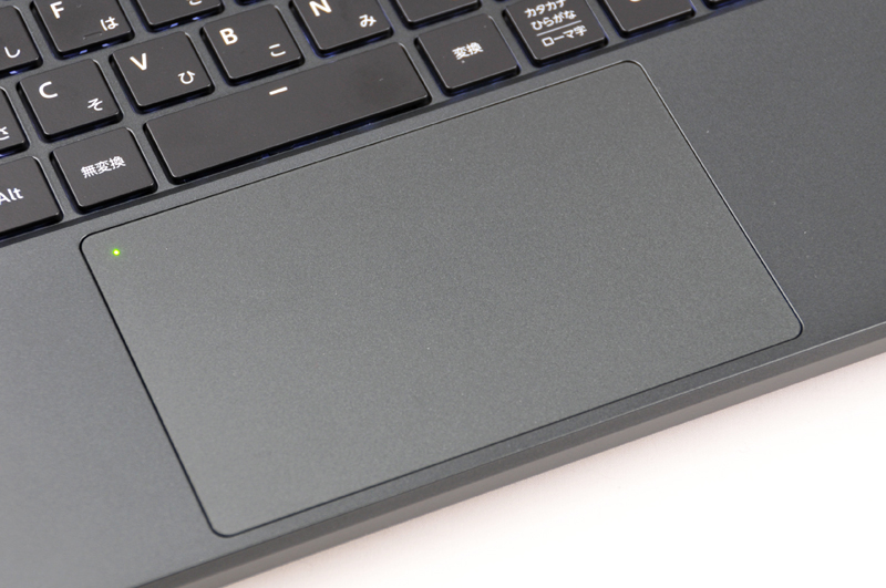 タッチパッドのサイズは実測で116×72mmでちょうどよいサイズ感。左上の白い点をダブルタップすると白点が赤く点灯してタッチパッドの機能をオフにできる