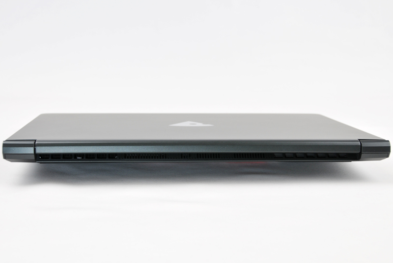 背面に端子類はないが下半分が排気口になっている。この写真で見ると左の隅の内部にファンが搭載されていて、そこから内部の熱気が排出される