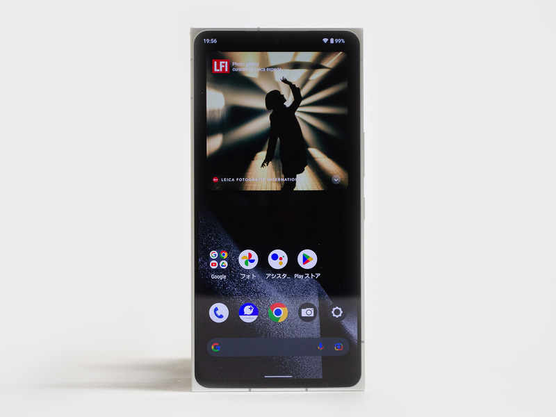 前面。周囲のフレームは金属でシルバー。パネル中央上に前面カメラ。指紋認証は画面内(下記OS部参照)