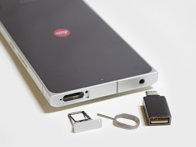 Nano SIMスロット付近(イジェクトピン、Type-A/Type-Cコネクタ)。よくあるトレイにNano SIMとmicroSDを置くパターンではなく、microSDカードは本体側へスロットインする