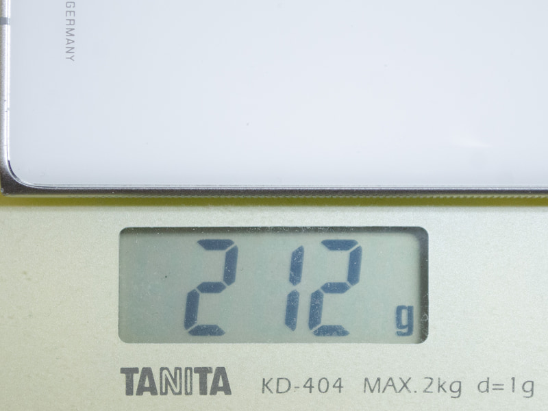 重量は実測で212g(Nano SIMなし)