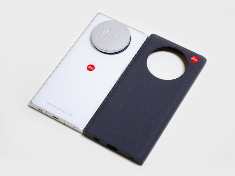 ケースとレンズキャップ。ケースはマットブラック(33g)。レンズキャップは磁石で本体側に吸着する(17g/ただし外れやすい)