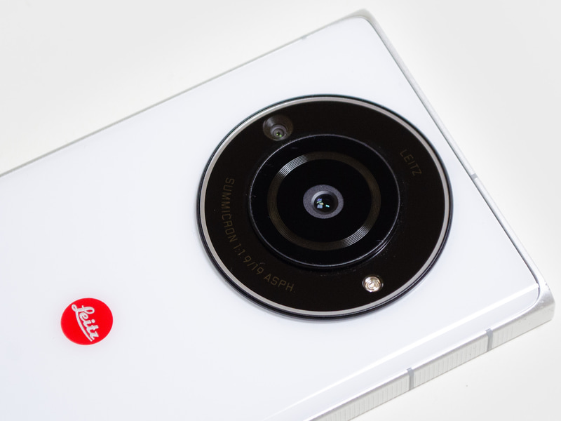 カメラ。レンズはSUMMICRON 1:1.9/19 ASPH。上側が測距用センサー、下側がフラッシュ