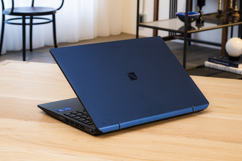 ボディカラーはネイビーブルー。高い性能を持ちながらスマートなデザインだ