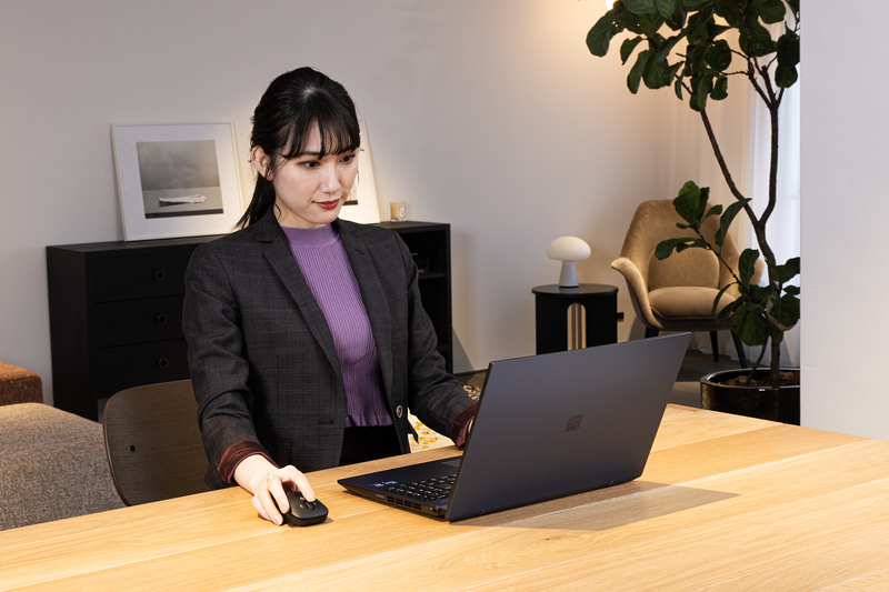 スッキリとしたデザインのため、遊びや仕事など使う場所を選ばないのは大きな利点だ