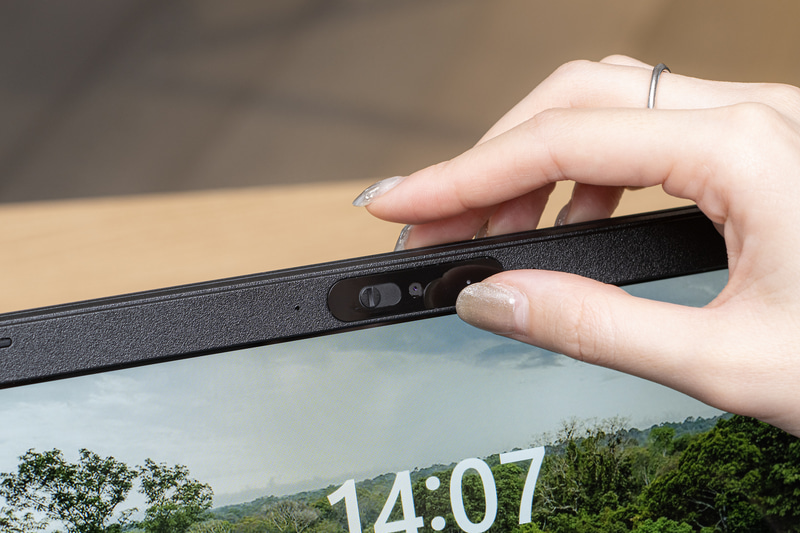 シャッター付きのWebカメラを搭載