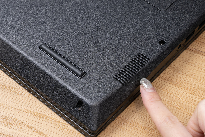 底面にはヤマハ製ステレオスピーカーを備える