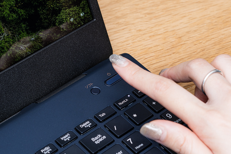 キーボード右上の電源ボタンには指紋センサー