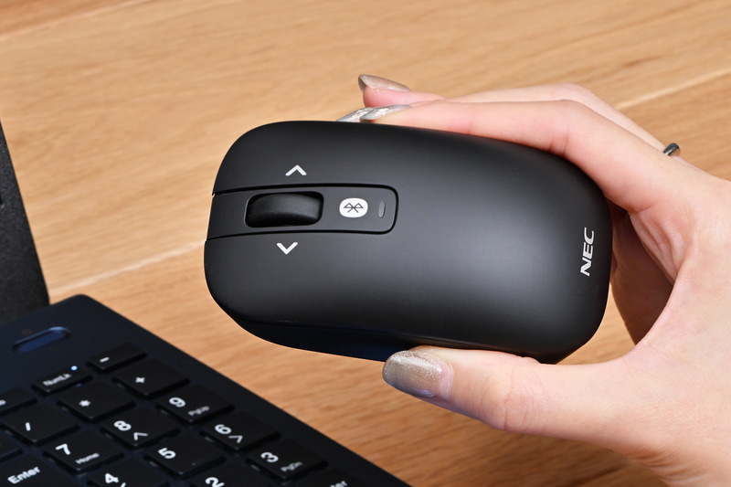 Bluetooth接続のマウスを標準で付属
