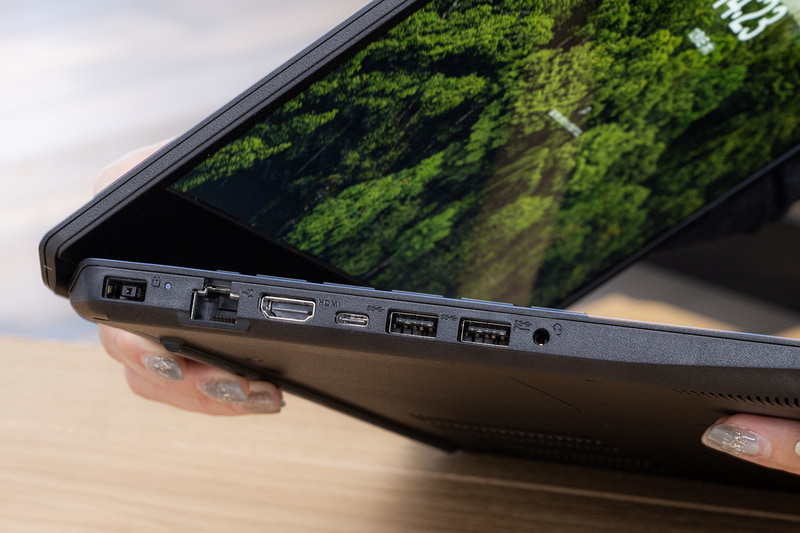 インターフェイス類は左側面に集中している。左から順に、Gigabit Ethernet、HDMI、USB 3.2 Gen 2 Type-C、USB 3.2 Gen 1×2、ヘッドセット端子