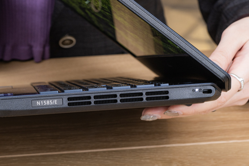 右側面は排気口だけなので、マウス操作の邪魔にならない